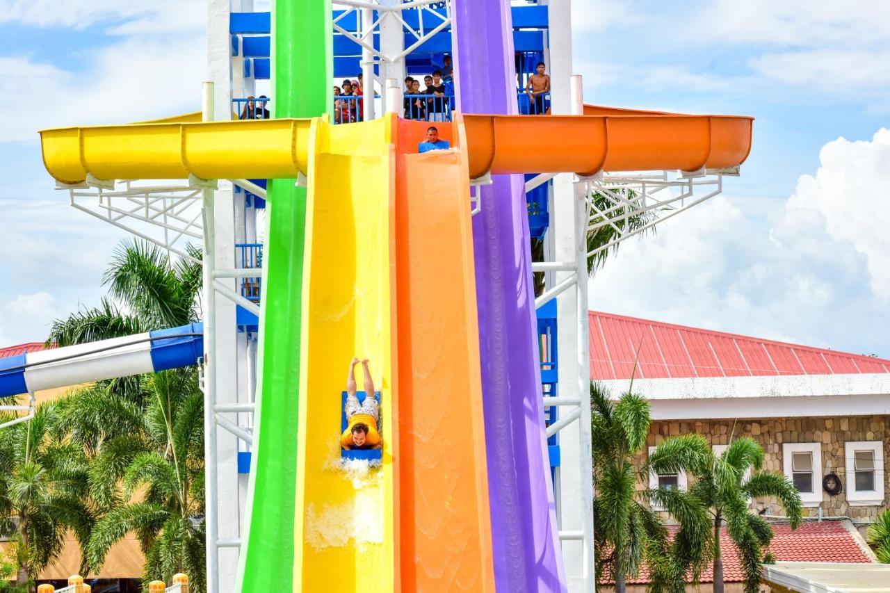 Eon Centennial Resort Hotel & Waterpark 일로일로 외부 사진